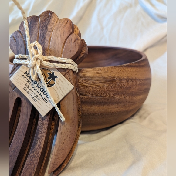 Acadia wood bowl with pineapple shaped salad server. - Picture 2 of 6